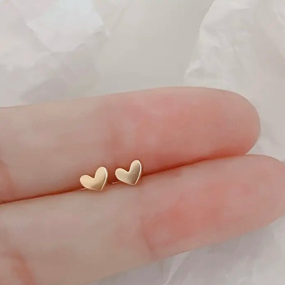 Gold Heart Stud Earrings NWOT - Picture 1 of 5